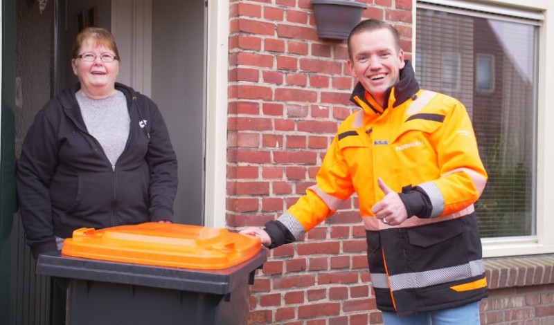 Mevrouw Littouw in Pathmos ontvangt de eerst verpakkingencontainer van wethouder Jurgen van Houdt.jpg