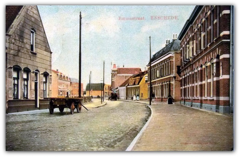 Emmastraat 85-87 rechts loge gebouw vrijsmetselararij Tubantia. verder 89-111 tot hoek Waldeckstraat. links huizenblok 70-76 1909.jpg