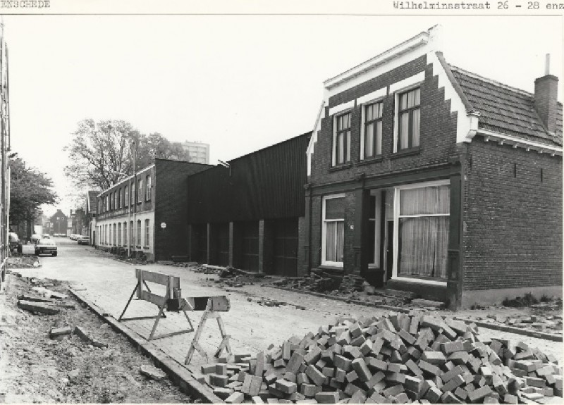Wilhelminastraat 26, 28 e.v. Woonhuis, garageboxen en een bedrijfspand. 8-5-1980.jpg