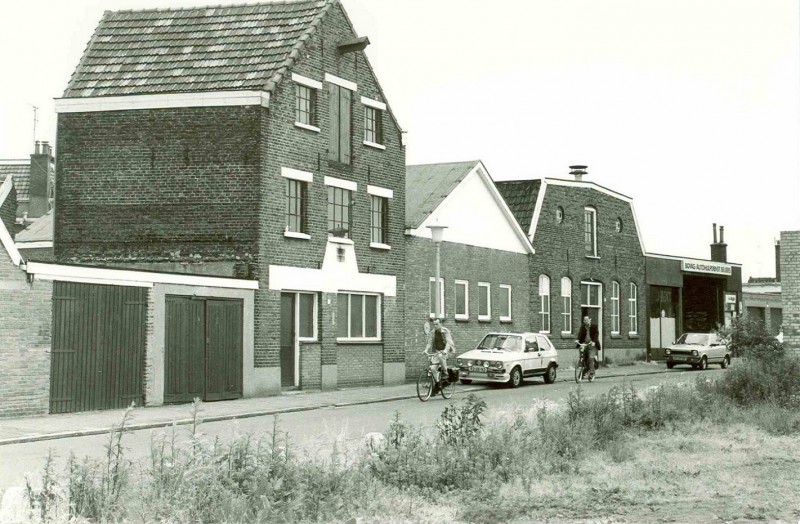 Lageweg Zicht op enkele panden, waaronder autohulpdienst Beijers. juni 1983.jpg