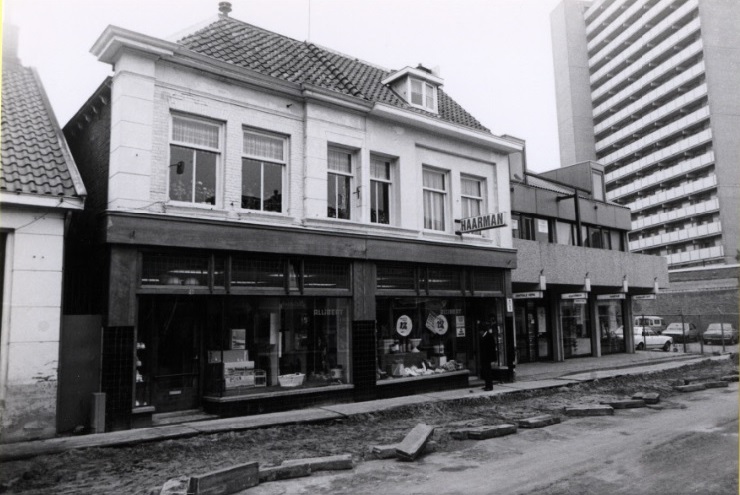 Lipperkerkstraat 16-18 Pand sanitairhandel Haarman, rechts Deltaflat 13-9-1984.jpg