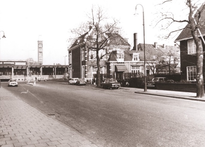 Stationsplein 5 vroeger Parkweg 5 hoek Piet Heinstraat vroeger ANWB kantoor en huis Dr. P. Hacquebord.  1971.jpg