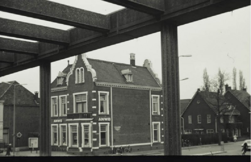 Stationsplein 5 vroeger Parkweg 5 hoek Piet Heinstraat Kantoor van ANWB gezien vanuit het station. vroeger huis oorarts P. Hacquebord. 12-4-1971.jpg