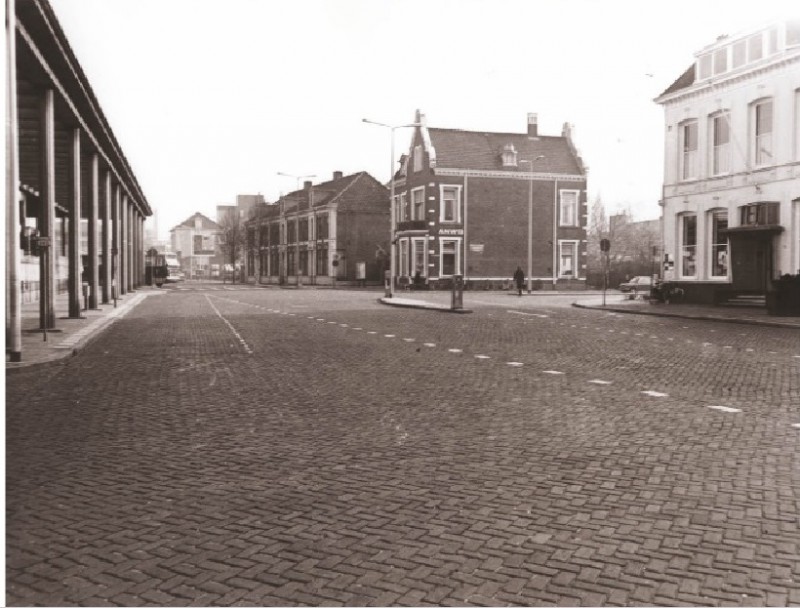 Stationsplein 5 vroeger Parkweg 5 hoek Piet Heinstraat Kantoor van ANWB. vroeger huis oogarts P. Hacquebord. april 1971.jpg