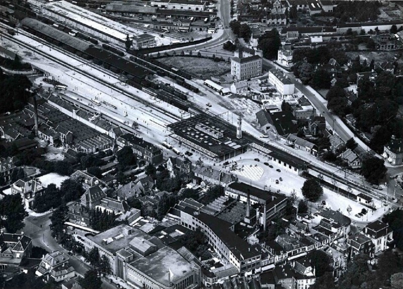Stationsplein luchtfoto Station en omgeving, met onderaan V&D, rechts daarvan de textielfabriek van Nico ter Kuile.jpg