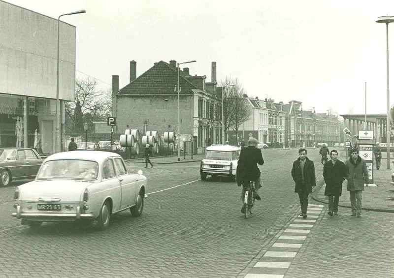 Stationsplein, gezien in de richting van de Piet Heinstraat (1972) fabriek ter Kuile.jpg