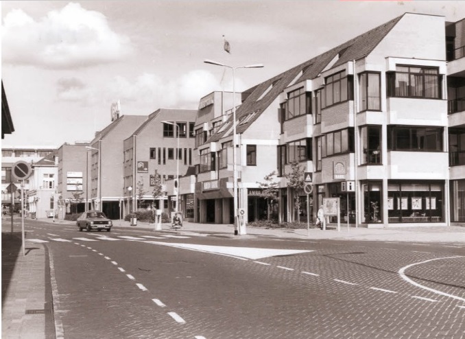 Stationsplein Tussen Hengelosestraat en Piet Heinstraat o.m. AMRO bank. 1986.jpg