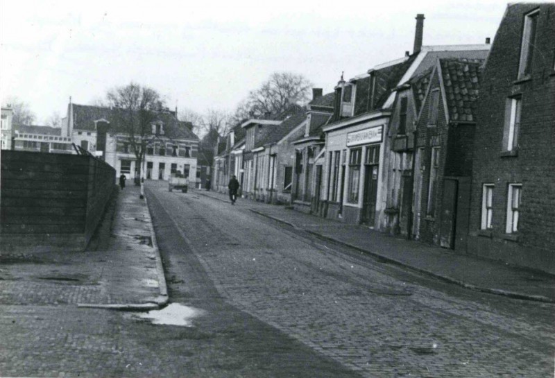 Oranjestraat vanaf Kuipersdijk richting Diezerstraat. feb. 1944.jpg