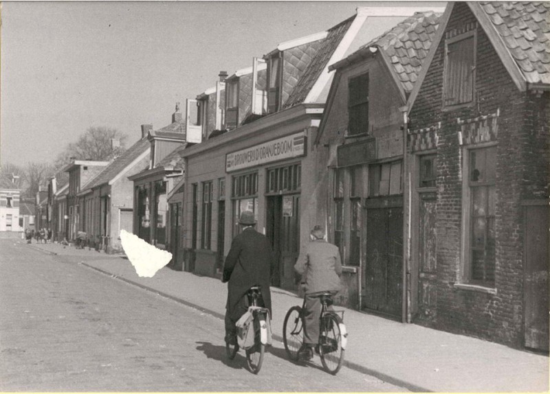 Oranjestraat vanaf Kuipersdijk richting Diezerstraat. mei 1943.jpg