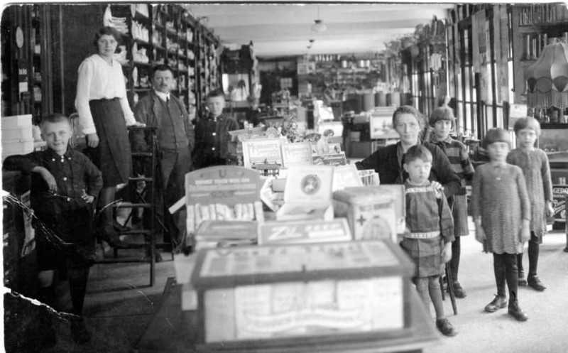 Oostveenweg 80 warenhuis Hams interieur en familie.jpg