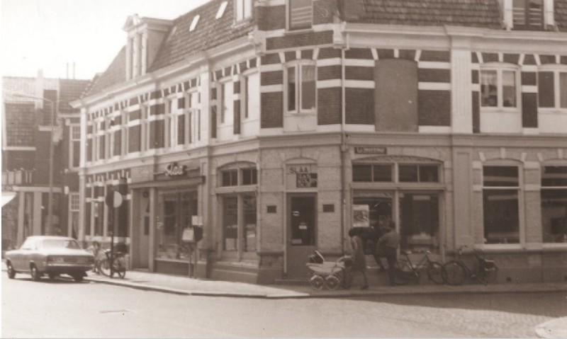 Lipperkerkstraat 59-63 Voorzijde woningen en winkel Slaa, op de hoek met de C.J. Snuifstraat 1967.jpg
