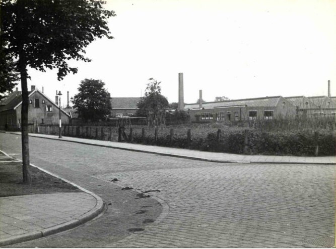 Sumatrastraat 73 vanaf Getfertweg richting Kuipersdijk met confectiefabriek Hardick & Seckel. juli 1943.jpg
