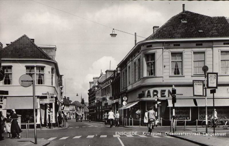 Oldenzaalsestraat 2 van Haren van uit de Kalanderstraat. Op de borden rechts staat reclame voor de Viva Vakantieweek.jpg