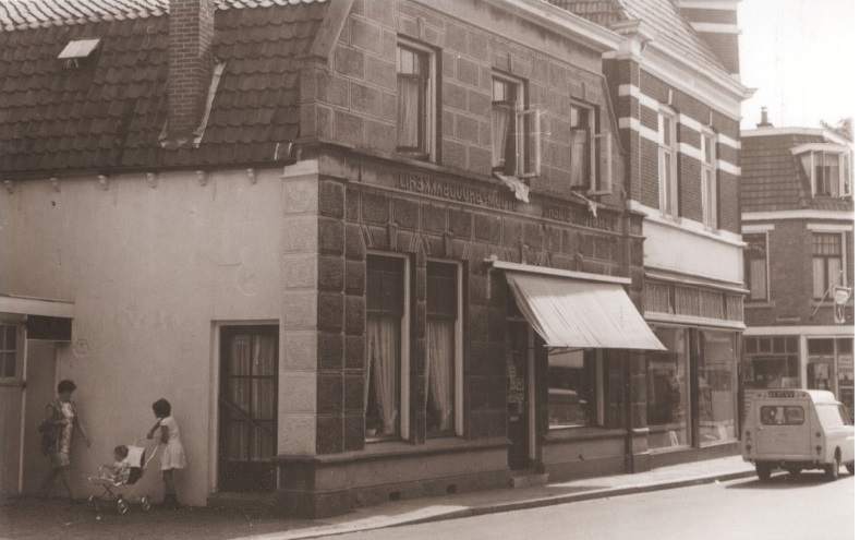 Lipperkerkstraat 51 winkel in pand J.H. Steinmeijer Stoom-Broodbakkerij 1967.jpg