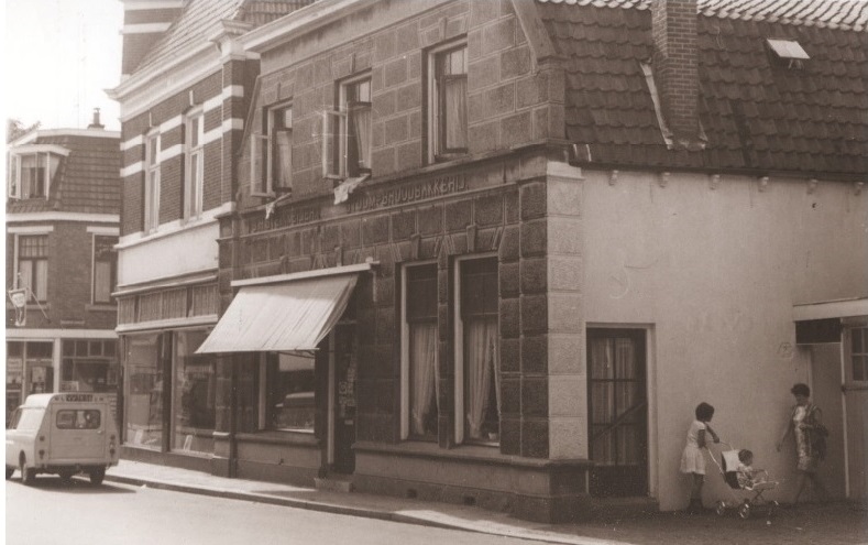 Lipperkerkstraat 51 winkel in pand J.H. Steinmeijer Stoom-Broodbakkerij 1967.jpg