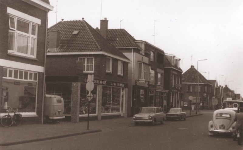 Deurningerstraat 115 woningen en winkels. O.a. Geschenkenhuis J. van Harten 1967.jpg
