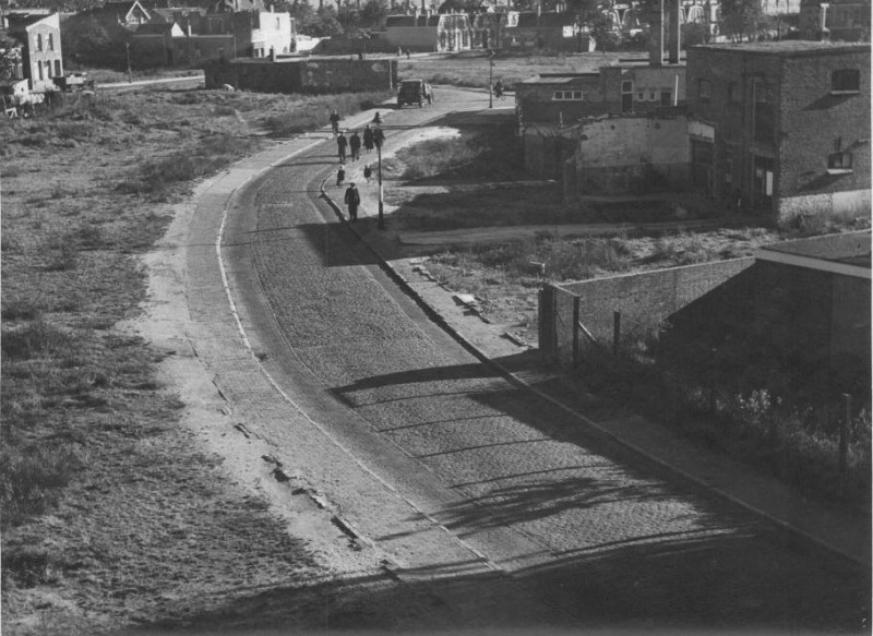 Berkenkamp na bombardement, met op de achtergrond de Perikweg. 1946.jpg