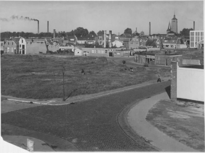 Ledeboerstraat 51 en Berkenkamp 61 1946.jpg