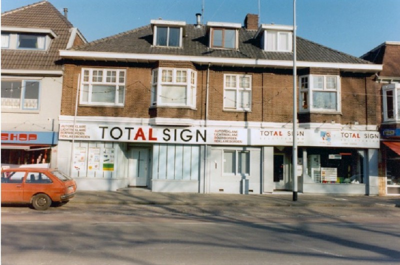 Hengelosestraat 182 Vooraanzicht woning met winkelpand (Total sign).jpg