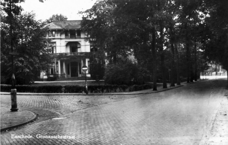 Gronausestraat 129 met links de Marthalaan omstreeks 1920. De witte villa was van Mr. E. ter Kuile. Ravenhorst.jpg