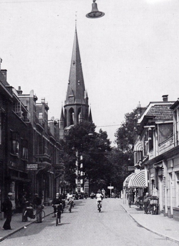 Oldenzaalsestraat 99-101 links sigarenwinkel Jozefkerk overweg 1941.jpg