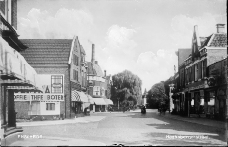 Haaksbergerstraat 53 rechts en links 76 hoek Emmastraat. winkel Zijlstra. 1930.jpg