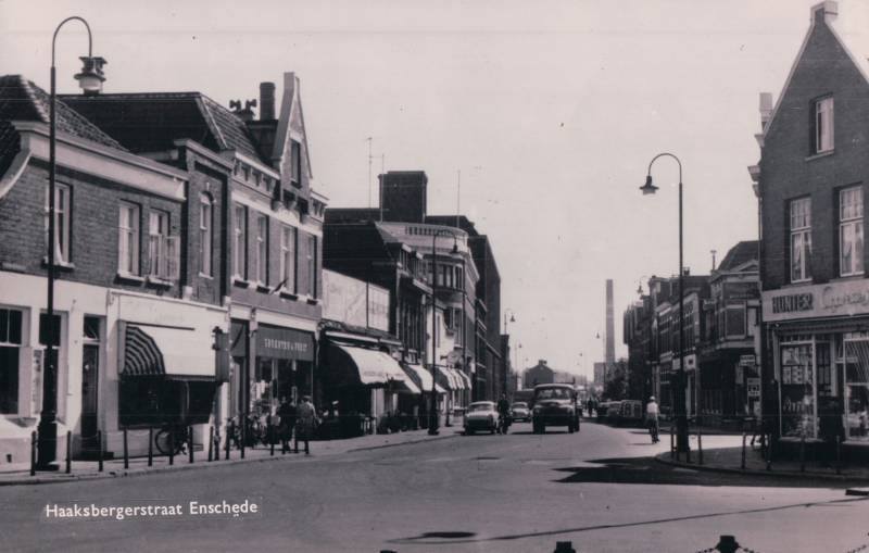 Haaksbergerstraat 45-63 tot hoek Koningstraat links. rechts Emmastraat 1962.jpg