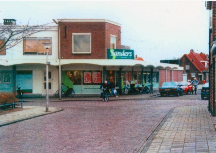 Usselerweg 42-48 Supermarkt Sanders gezien vanuit de Buitenweg.jpg