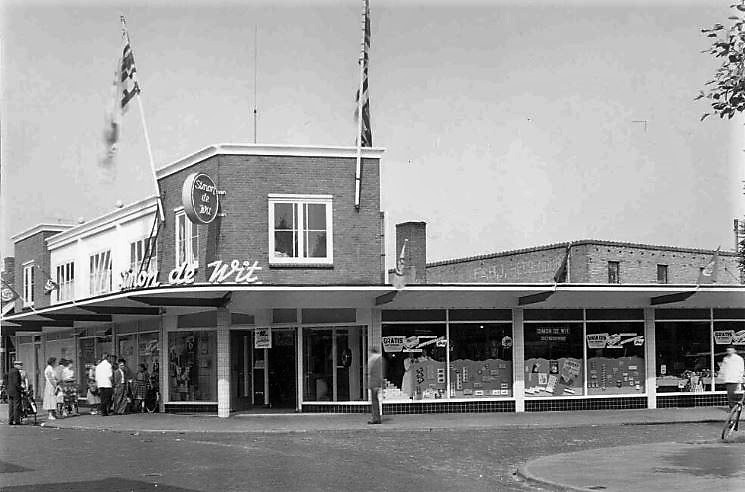 Usselerweg 42-48 hoek Dr. Kosterstraat Somon de Wit supermarkt.jpg