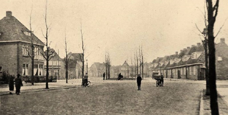 volksparksingel 2 overgaand na de kruising in pathmossingel 1927 transportfiets.jpg