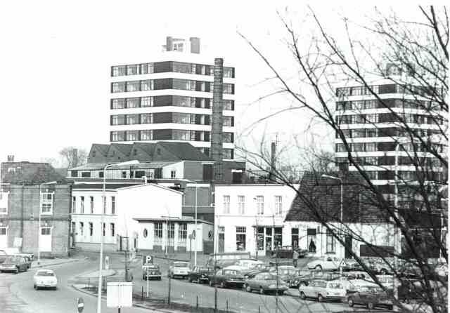 Veenstraat 19-21 Hoek Oldenzaalsestraat, rechts nr. 25 oaldste hoes. 1970.jpg