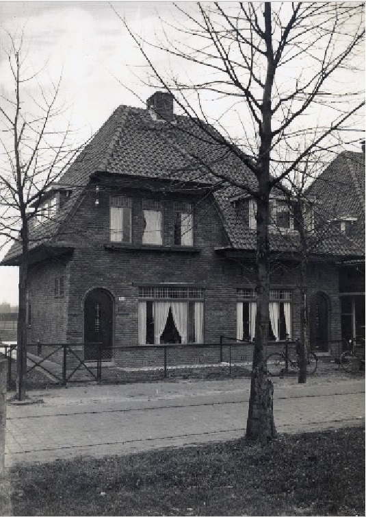 Voortsweg 361 363. Dubbel woonhuis gebouwd in 1936, in een toen nog landelijke omgeving..jpg