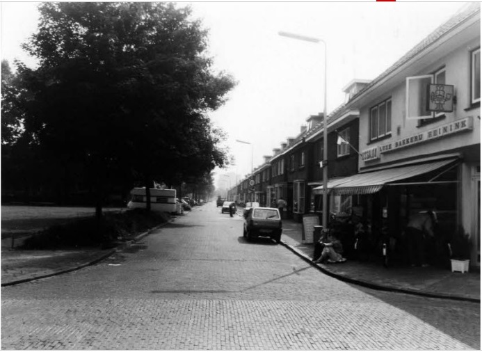 Wethouder Elhorststraat 2 hoek Zuiderstraat vroeger Broekheurnerweg 112 rechts ijssalon en luxe bakkerij Heinink.jpg