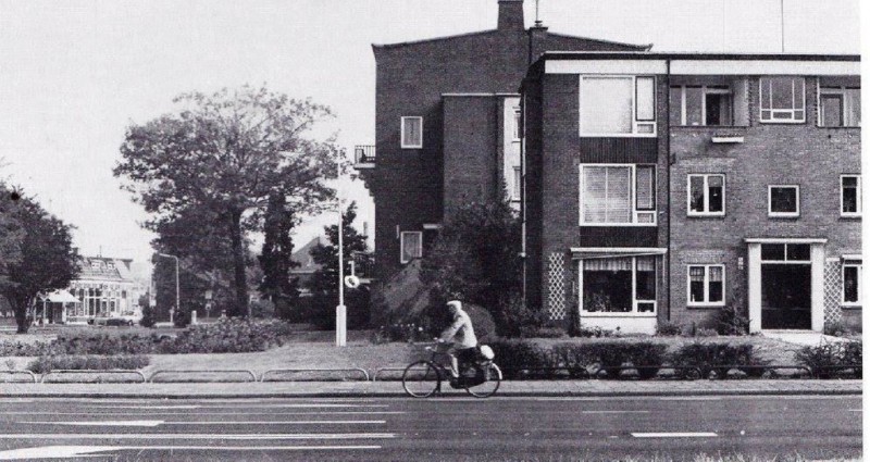 Laaressingel 1-23 flats en aan de Oldenzaalsestraat 200 maisonnettes 1986. Vroeger stond hier het suikerpaleis van Arnold van Heek.jpg