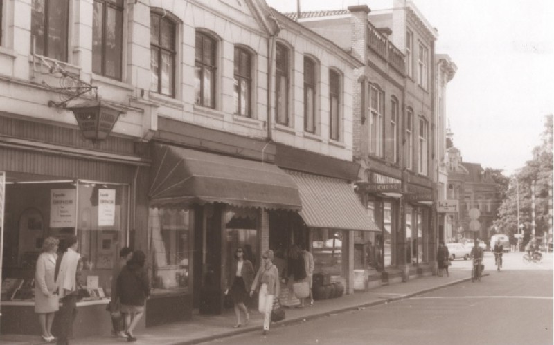 Hengelosestraat 29 Voorzijde winkels en woningen. O.a. met vml. Tearoom Maison Jagers 1967.jpg