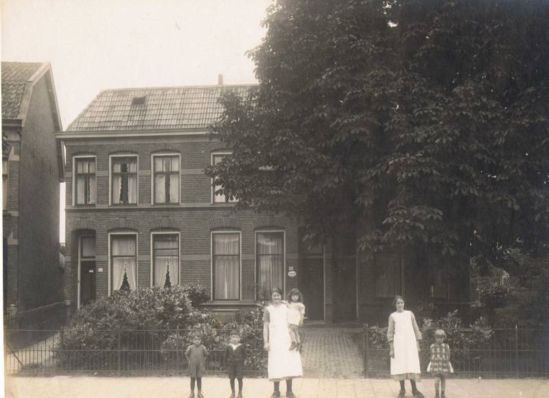 Emmastraat 64-66-68  woningen1945.jpg