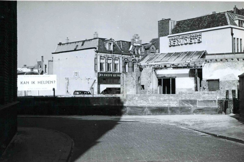 Langestraat 10 Albert Heijn gezien vanuit Achter 't Hofje. Bervoets afbraak Blijdensteinhuis 1949.jpg