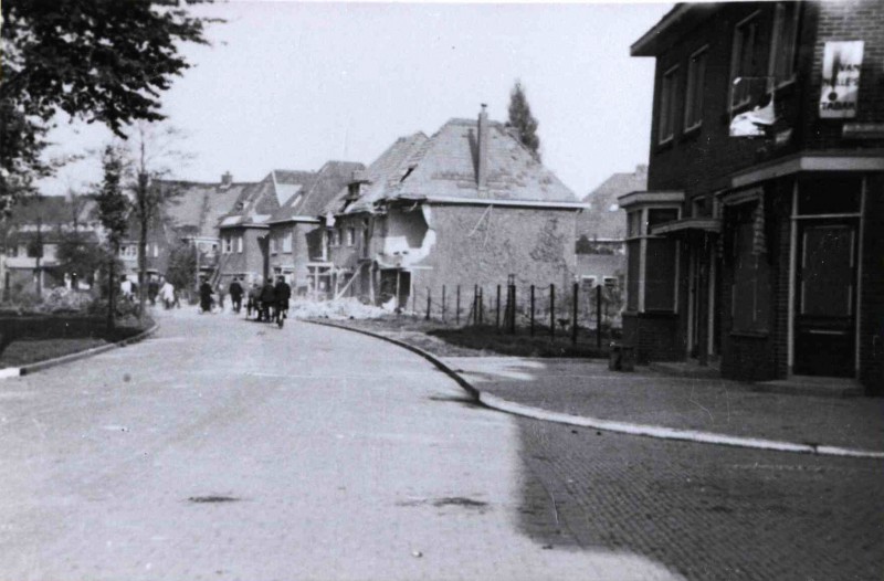 Hogelandsingel 83 Bombardement heeft grote schade aangericht aan de Hogelandsingel. Foto in noordoostelijke richting, op voorgrond hoek Makassarstraat okt. 1943.jpg
