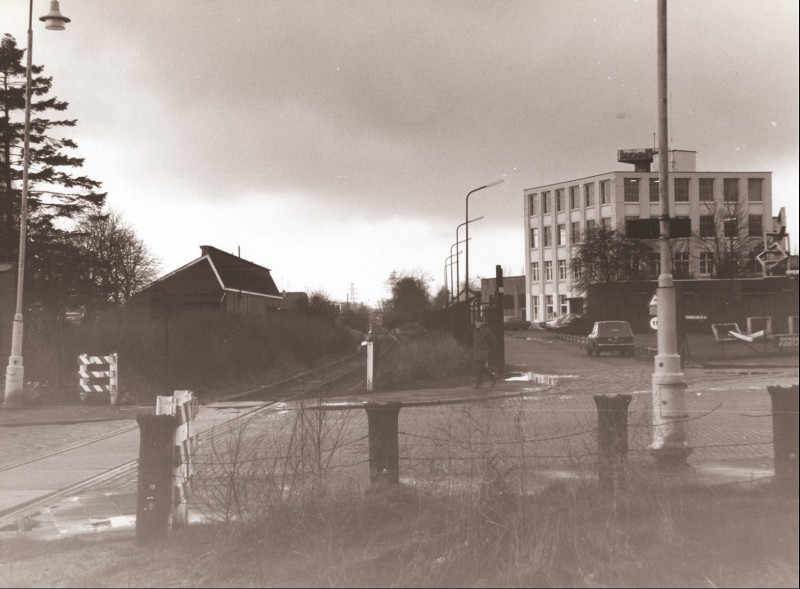 Volksparksingel 21 firma Koelink vroeger Textielfabriek Holland spoorwegovergang later Westerval 1971.jpg