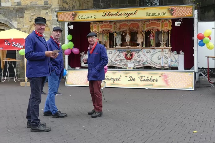 De orgeldraaiers Henk Tijert. Frank Kamerbeek en Bertus Workel voor het stadsorgel De Tukker.jpg