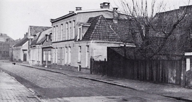 Brinkstraat 59 het hekje gaf toegang tot Hölscher.jpg