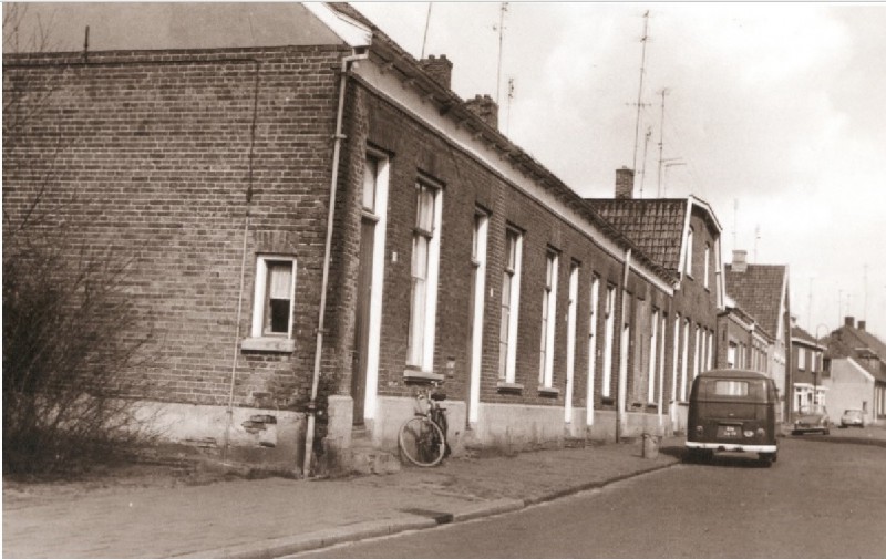 Gronausedwarsstraat 54-72 Voorzijde  panden 1967.jpg