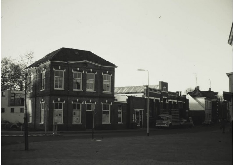 Brinkstraat 2 hoek Veenstraat gebouwen glashandel Holst. 20-10-1971.jpg