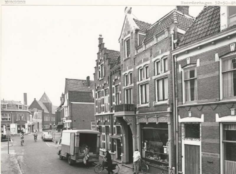 Noorderhagen 48, 50, 52 Winkelpanden, o.a. midden rechts biologische ecowinkel Rozemarijn en woonhuizen. Links na de Van Lochemstraat staat Schouwburg Irene 22-1-1981.jpg