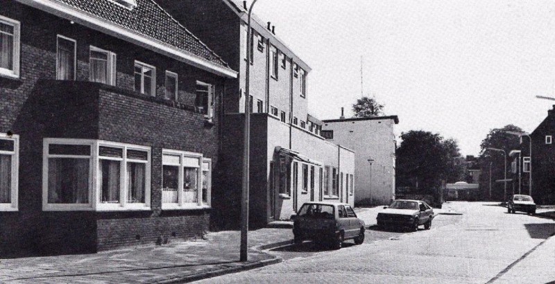 Wilhelminastraat 95-109 Het witte vooruitspringende gebouw is van Suikerwerkfabriek Sachs.jpg