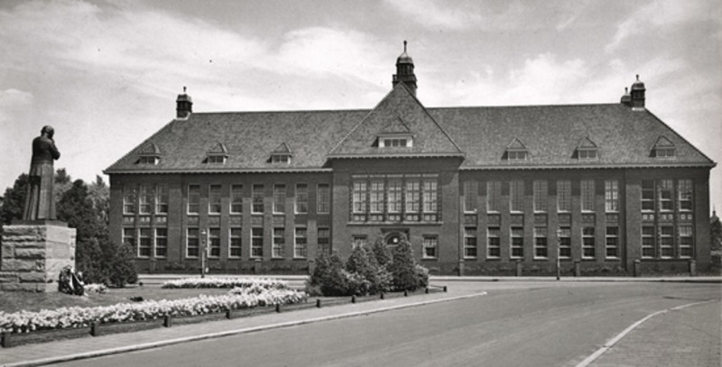 De Ruyterplein 3 later Ariensplein 3 De Maere vroeger Hogere Textielschool foto jaren 30.jpg