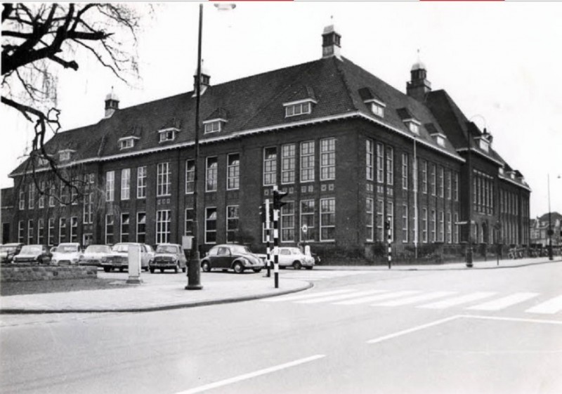 de Ruyterplein 3 later Ariensplein 3 Hoek van Galenstraat met zicht op de Hogere Textielschool De Maere. 1970.jpg