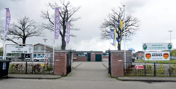 De entree van het sportpark van Victoria’28 en FC Aramea. Enschedese Boys bestaat niet meer, maar er gloort hoop voor de clubs die landen in het nieuwe cluster Zuid.jpg