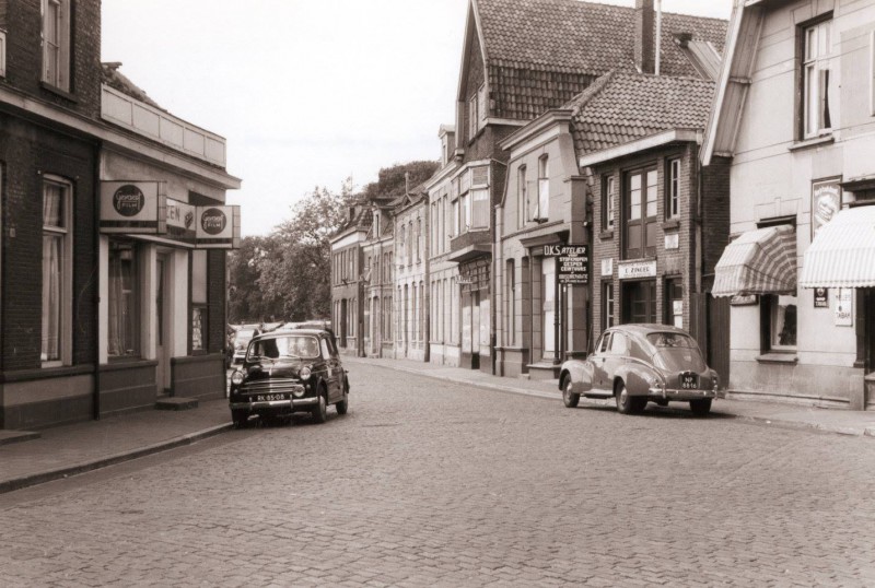 Willemstraat 11 kapper Hopman 15 Drogisterij De Gaper 17-19 rechts  juli 1955 Zinger DKS.jpg