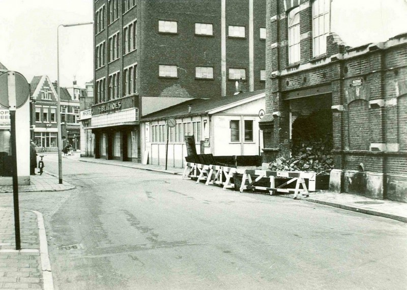 Beltstraat 1-9 Sloop textielfabriek Jannink, 't Belthoes daar achter 1965.jpg